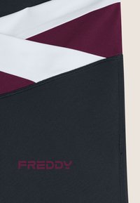 Tessuto atletico nero con dettagli diagonali bianchi e bordeaux. Il logo "FREDDY" è ben visibile in bordeaux nella parte inferiore.