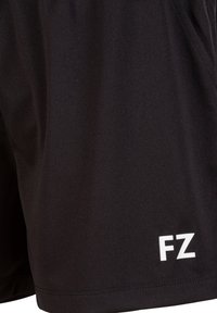 Svarta idrottsshorts tillverkade av ett slätt, lätt material. Har en vit "FZ"-logotyp. Designen inkluderar ett elastiskt midjeband och en lös passform.