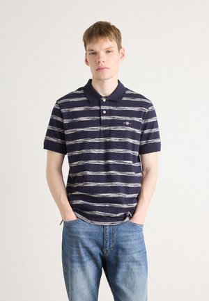 Marine gestreifter Polo-Shirt mit grauen horizontalen Streifen, kurzen Ärmeln und klassischem Kragen. Mit einem kleinen Logo auf der linken Brust.