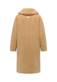 Cappotto beige in tessuto morbido con un ampio colletto, maniche lunghe, lunghezza a metà polpaccio e una texture liscia. Presenta un piccolo etichetta sul retro.