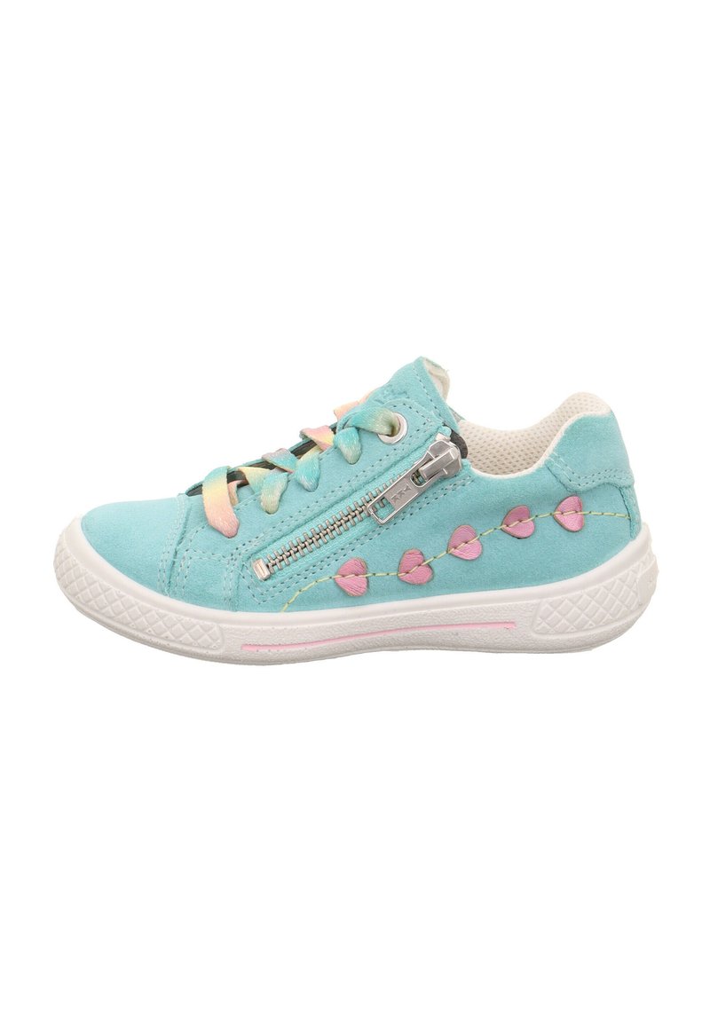 Türkise Wildleder-Sneaker mit einer weißen Gummisohle, dekorativer pinker Herzstickerei, seitlichem Reißverschluss und mehrfarbigen Schnürsenkeln.