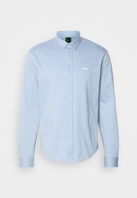 Jasnoniebieska koszula z długim rękawem i kołnierzykiem zapinanym na guziki. Wykonana z teksturowanego materiału, z białym logo na piersi. Klasyczny krój.