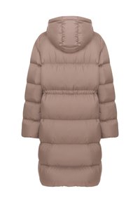 Brązowa kurtka puchowa z kapturem, z pikowanym wzorem i długimi rękawami. Gładka faktura z poziomym przeszyciem i długością sięgającą kolan.