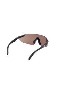 Ochelari de soare sport negri cu un design înfășurător, lentile tonate în nuanțe de maro și mânere din cauciuc texturat pentru un confort și o stabilitate sporite.