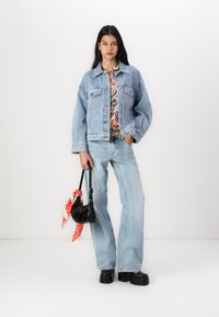 Abercrombie & Fitch Oversized Distressed Denim Trucker Jacket - Giacca di jeans - light