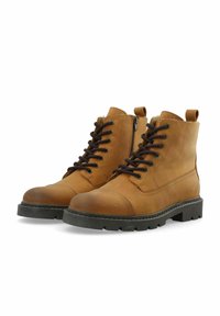 Bruine leren veterschoenen met zwarte zolen, een zijrits en een trekband, ontworpen voor duurzaamheid en buitengebruik.
