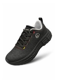 Schwarze Sportschuhe mit einem strukturierten Stoffobermaterial, Schnürverschluss und einer gepolsterten Sohle. Merkmale sind kontrastierende Akzente in Gelb und Rot.