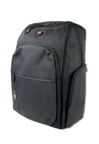 Zwarte rugzak van gestructureerde stof, met een voorvak met ritssluiting, zijzakken en een logo-accent aan de bovenkant.