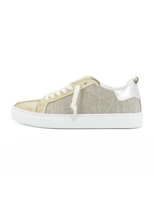 Scarpa sportiva casual bassa con tessuto beige, dettagli in oro chiaro, lacci bianchi, suola bianca e linguetta del tallone in argento metallizzato.