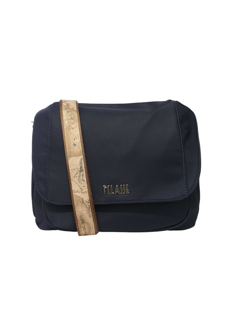 Borsa a tracolla blu navy con chiusura a patta e tracolla beige con un design di mappa vintage, brandizzata con "T'CLASSE" in lettere metalliche.