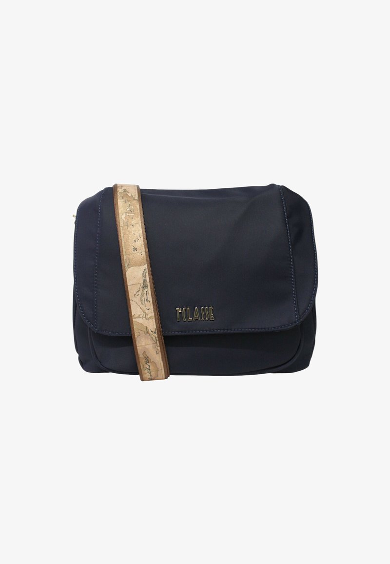 Borsa a tracolla blu navy con chiusura a patta e tracolla beige con un design di mappa vintage, brandizzata con "T'CLASSE" in lettere metalliche.