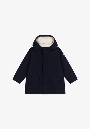 Marineblauwe jas met een zachte, crèmekleurige fleece voering, capuchon en twee voorzakken; heeft een eenvoudig, recht ontwerp.