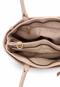 Lyserød læderhåndtaske med to indvendige rum, lynlåslukning, guldfarvet hardware og en mærket label. Glat tekstur.