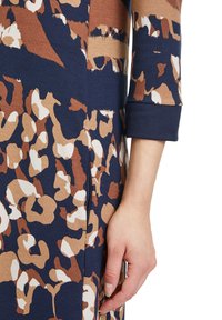 Betty Barclay MIT PRINT - Jerseykleid - blau camel