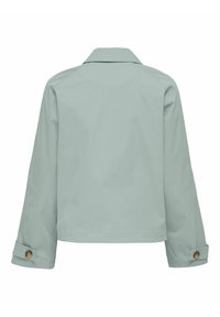Veste courte vert clair à manches longues, poignets boutonnés et col classique vue de dos.
