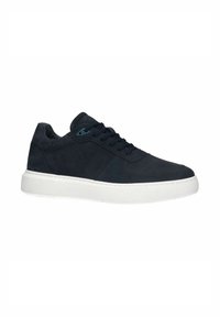 Navy suede sneakers met een witte rubberen zool, platte veters en subtiele perforaties op de neus. Beschikt over een kleine teal accent aan de zijkant.