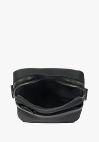 Czarna torba nylonowa z podwójnym zamkiem błyskawicznym, gładką teksturą i eleganckim, prostokątnym kształtem. Wnętrze wyścielone czarnym materiałem.