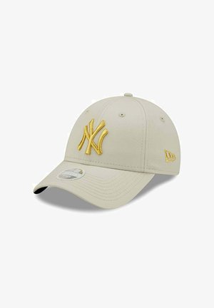 Cappellino da baseball beige con logo dei New York Yankees ricamato in oro sulla parte anteriore, visiera curva e cinturino regolabile sul retro.