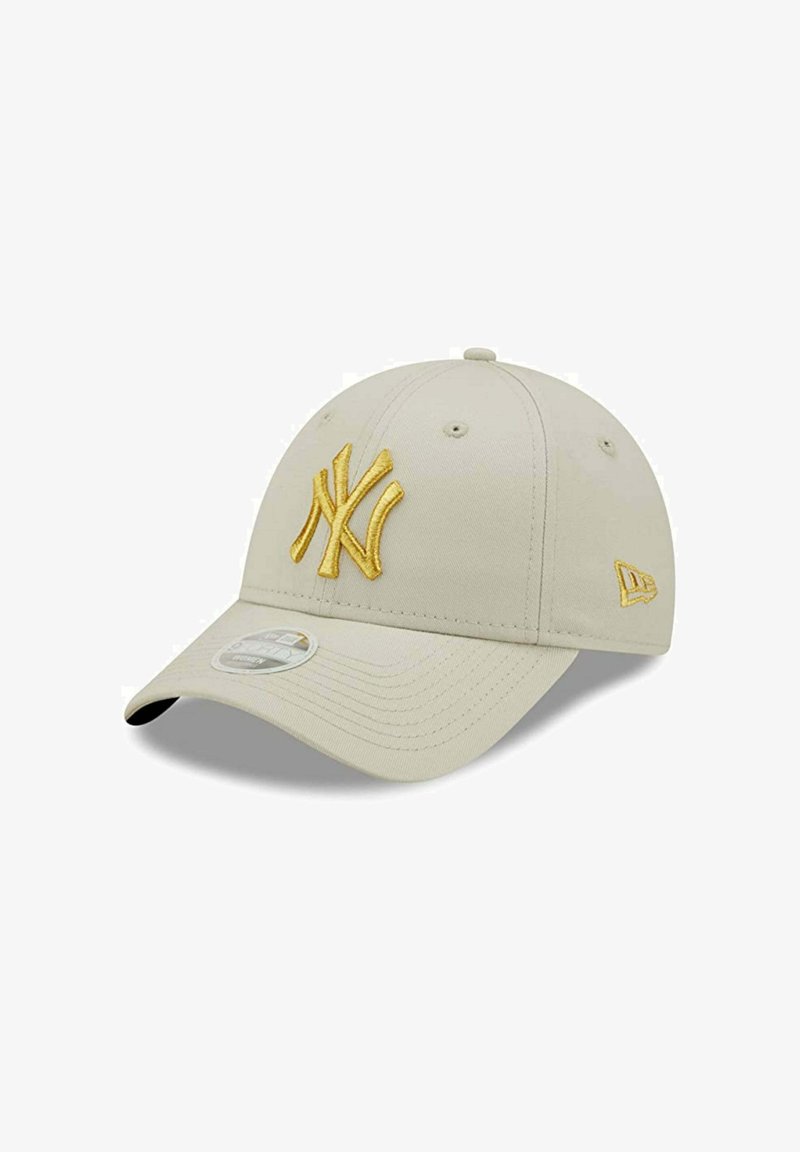 Cappellino da baseball beige con logo dei New York Yankees ricamato in oro sulla parte anteriore, visiera curva e cinturino regolabile sul retro.