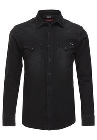 Camicia a maniche lunghe in denim nero con chiusura a bottoni, due tasche sul petto con alette appuntite e colletto classico. La texture è liscia.