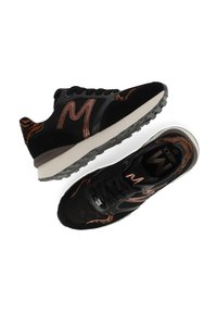 Scarpe da ginnastica nere con tomaia in suede e mesh, caratterizzate da un logo bronzo, accenti a strisce di tigre arancioni e un intersuola in schiuma bianca.