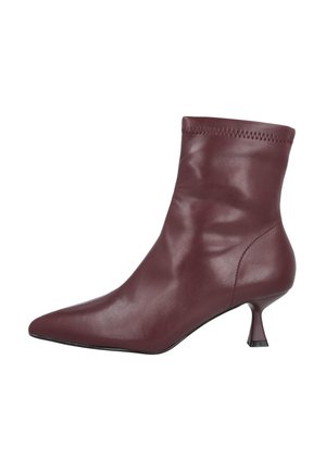 Botín de cuero granate oscuro con punta afilada y tacón bajo acampanado tipo kitten heel, acabado liso y borde superior cosido.