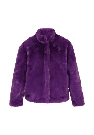 Chaqueta de piel sintética morada con mangas largas y un alto cuello, exhibida sobre un fondo blanco.