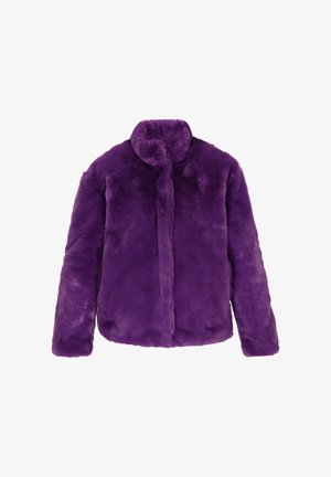 Fialový umelý kožúšok s dlhými rukávmi a vysokým golierom, vystavený na bielom pozadí.