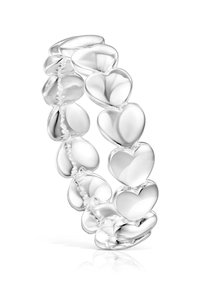 Srebrny pierścionek złożony z połączonych, polerowanych kształtów serc, tworzących ciągły pierścień z odbijającymi, gładkimi powierzchniami.
