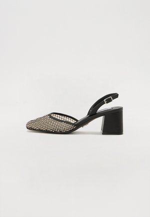 Zapatos de tacón alto tipo slingback con parte superior de malla negra y acentos metálicos, diseño de punta cuadrada y tacón grueso.