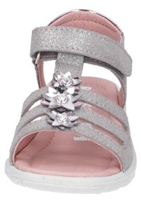 Grå glittrig sandal med tre blomsterdekorationer i silver och rosa; har justerbara remmar och en vadderad rosa innersula.