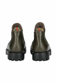 Botas de tobillo de cuero verde con punta redonda, suelas de goma negras y detalles texturizados. La parte trasera presenta una franja roja y verde.