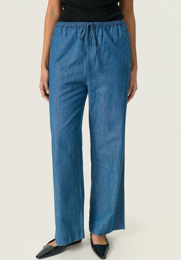 CHAMY FAUSTINA  - Flared Jeans