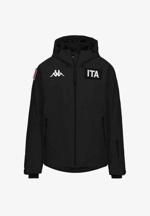 Giacca impermeabile nera con cappuccio, chiusura frontale con cerniera e tasche laterali, con logo del marchio bianco e patch "ITA" sul petto.