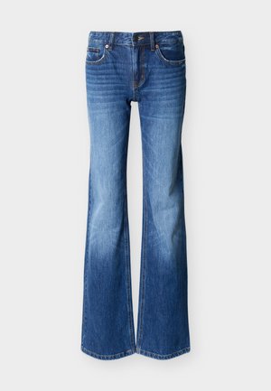 Blå denim bootcut jeans med falmede detaljer, beltehemper, frontknapp og lommer, vist på en ensfarget hvit bakgrunn.