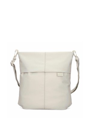 Elfenbeinfarbene, weiche Leder-Umhängetasche mit verstellbarem Riemen und sichtbarer zentraler Naht, vorne mit einem kleinen Stoffmarkenetikett versehen.