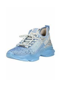 Lyseblå kraftig sneaker med rhinstenpynt, hvide snørebånd og "Steve Madden" mærke på siden og tungen.