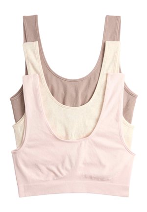 Tre crop top in tessuto a coste nei colori rosa, crema e taupe, impilati verticalmente con scollature a barca e spalline larghe.