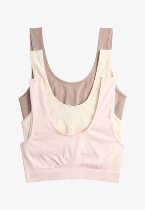 Tre ribstrikkede cropped tops i pink, creme og taupe, stablet lodret med bådudskæringer og brede skulderstropper.