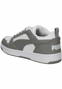 Šedá a bílá sportovní teniska s hladkým koženým svrškem, kulatou špičkou, šněrováním a výrazným bílým logem "PUMA" na patě.