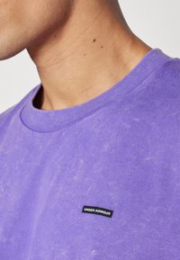 Under Armour LOGO WASH - T-shirts - lavish/white
