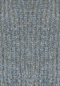 Tessuto di maglione lavorato a maglia in una miscela di tonalità grigie e azzurre chiare, caratterizzato da un motivo a coste testurizzato con dettagli di filato visibili.