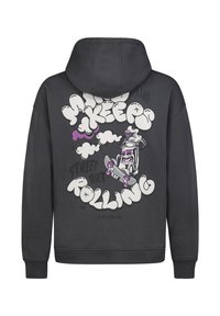 Donkergrijze hoodie met een afbeelding op de achterkant van een spuitbus op een skateboard, met witte bubbelletters "MY KEEPS ROLLING" en paarse accenten.