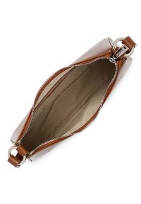 Borsa a pouch in pelle marrone con cerniera in argento, che mostra un ampio interno foderato in tessuto beige, con un anello metallico sulla cerniera.