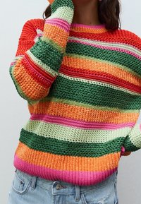 Meerlaagse gebreide trui met horizontale strepen in rood, oranje, groen, roze en lichtgroen. Geweven stof met geribbelde boorden.