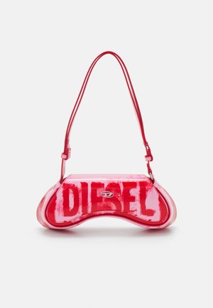 Bolso de mano translúcido rojo con un diseño curvado, que presenta la palabra "DIESEL" impresa en letras gruesas. Incluye una correa de hombro ajustable.