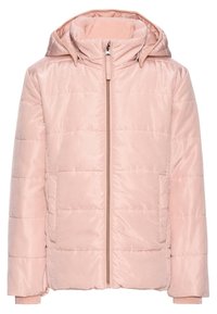 Veste rembourrée rose avec capuche, dotée d'une fermeture éclair à l'avant, de poches latérales et d'un tissu texturé avec des détails de couture horizontale.