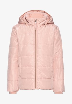 Giacca imbottita rosa con cappuccio, dotata di zip frontale, tasche laterali e tessuto testurizzato con dettagli di cucitura orizzontale.