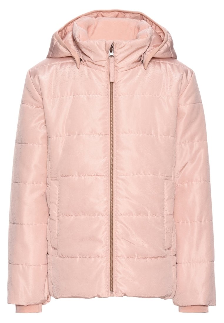 Veste rembourrée rose avec capuche, dotée d'une fermeture éclair à l'avant, de poches latérales et d'un tissu texturé avec des détails de couture horizontale.
