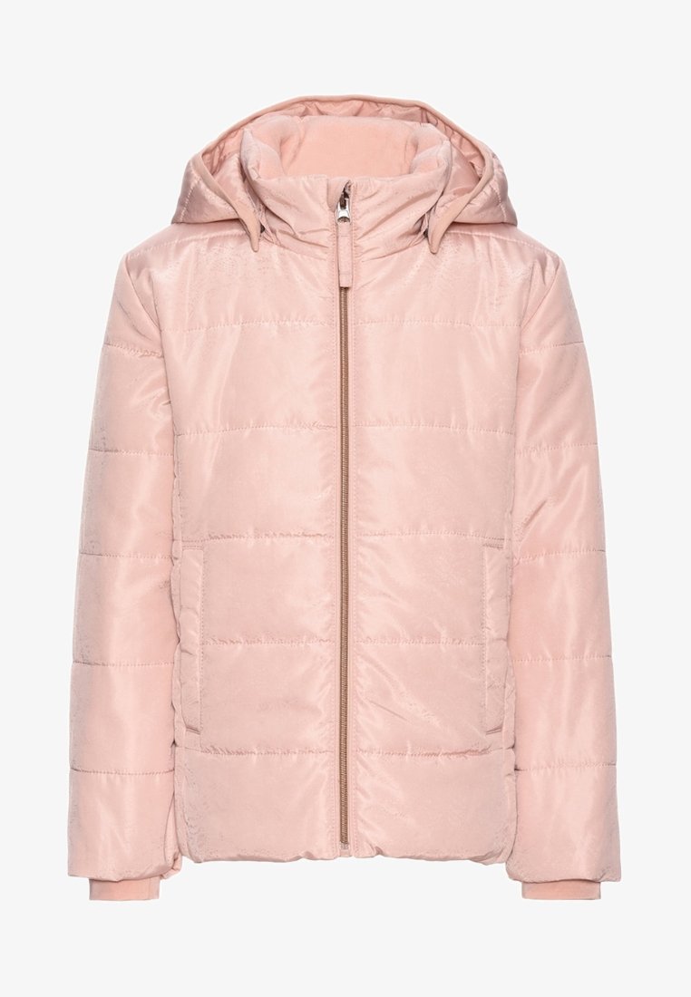 Veste rembourrée rose avec capuche, dotée d'une fermeture éclair à l'avant, de poches latérales et d'un tissu texturé avec des détails de couture horizontale.